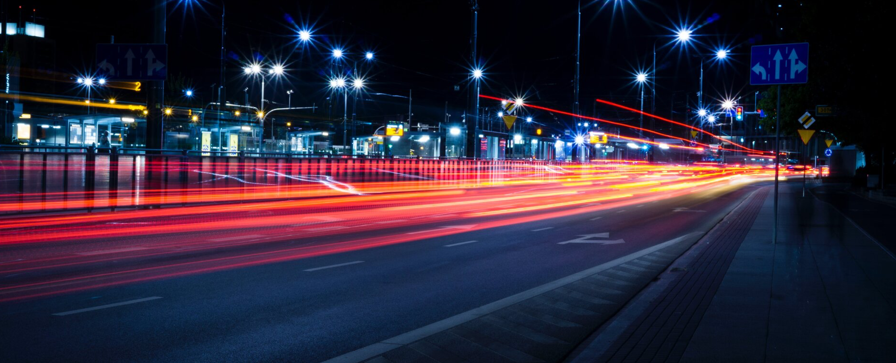 Infrastruktura miejska i oświetlenie nocą