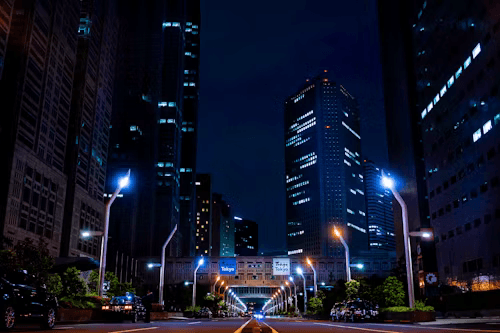 Nowoczesne miasto nocą z widocznymi światłami ulicznymi