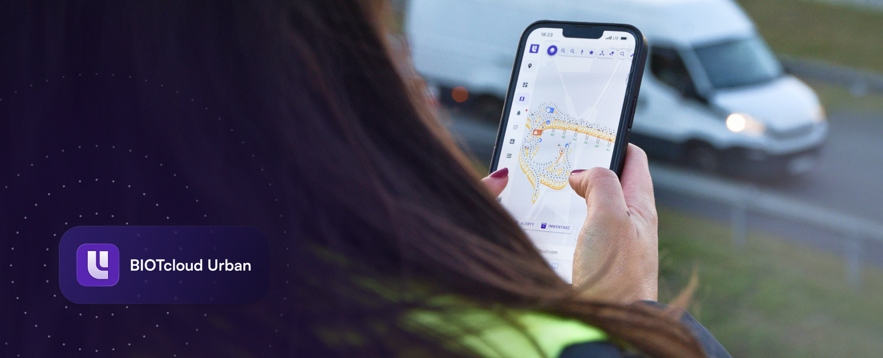 Nowoczesna latarnia uliczna w mieście o zmierzchu