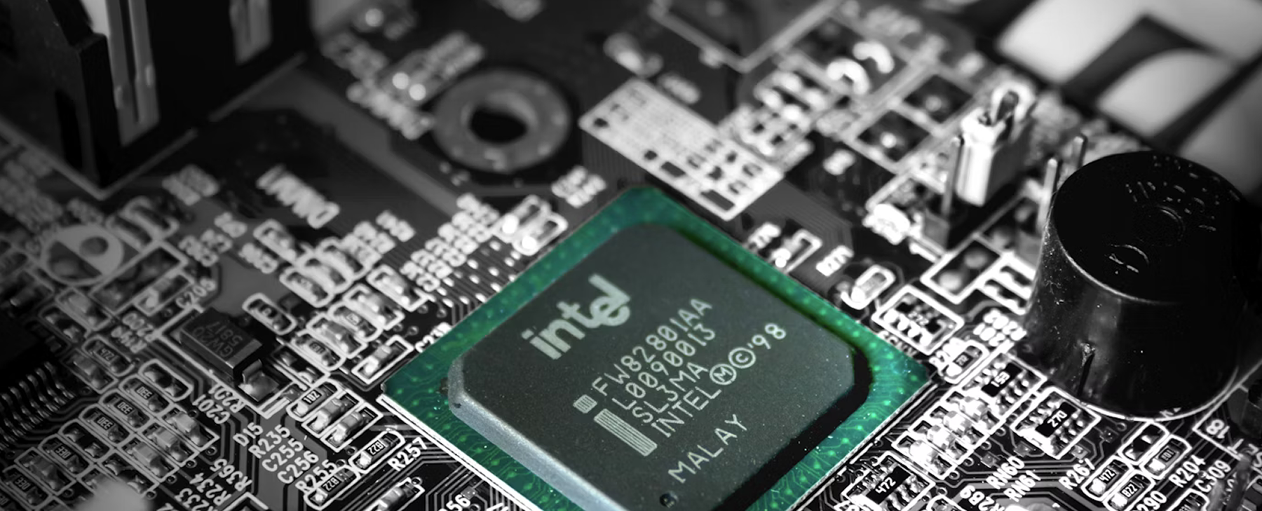 Nowoczesna latarnia uliczna w mieście o zmierzchu